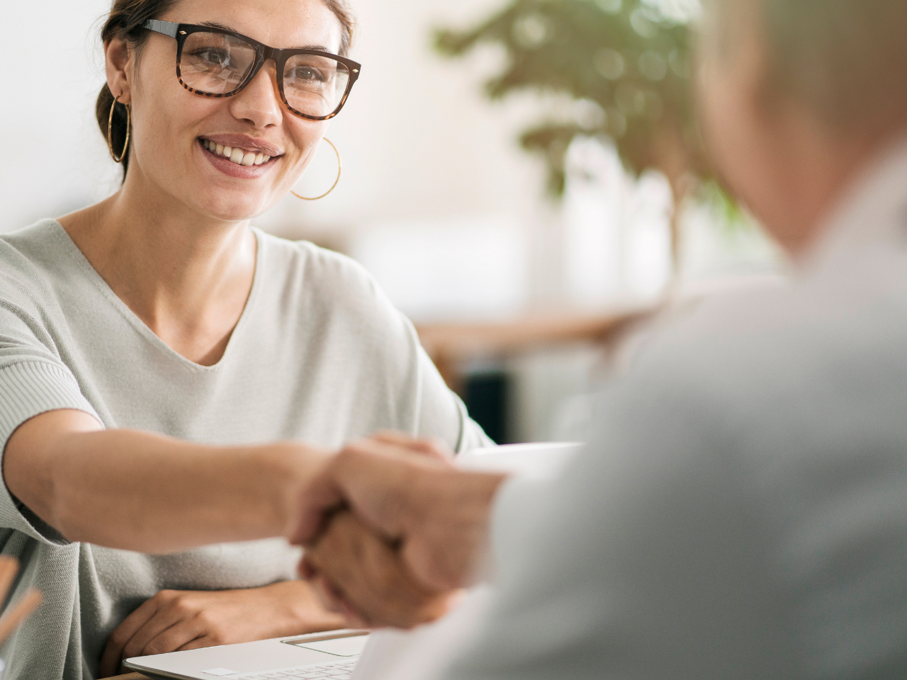 2 people in a job interview discussing salary transparency